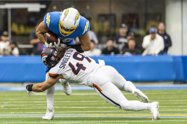 October 11, 2026, Inglewood, California, USA: Los Angeles Chargers tight end Charlie Kolar (88) is tackled by Denver Broncos Inside Linebacker Alex Singleton (49) during an NFL, American Football Herren, USA football game, in Inglewood, Calif. on Sunday Oct. 11, 2026. NHL, Eishockey Herren, USA 2026: LA Chargers Vs Denver Broncos - ZUMAc68_ 20261011_zaf_c68_009 Copyright: xRingoxChiux