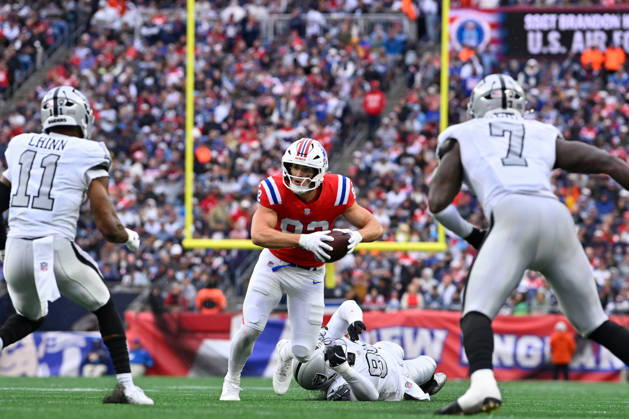 Oct 11, 2026; Foxborough, MA, USA; New England Patriots tight end Eli Raridon (82) breaks a tackle by Las Vegas Raiders defensive end Kwity Paye (95) during the second half at Gillette Stadium. Mandatory Credit: -Cal Media NFL, American Football Herren, USA 2026: Raiders Vs Patriots OCT 11  - ZUMAc04_ 20261011_zma_c04_164 Copyright: xEricxCanhax
