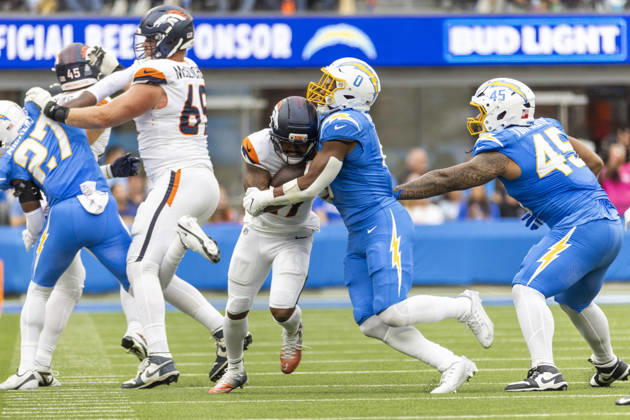 October 11, 2026, Inglewood, California, USA: Denver Broncos Wide Receiver Jaylen Waddle (17) runs against Los Angeles Chargers linebacker Daiyan Henley (0) during an NFL, American Football Herren, USA football game, in Inglewood, Calif. on Sunday Oct. 11, 2026. NHL, Eishockey Herren, USA 2026: LA Chargers Vs Denver Broncos - ZUMAc68_ 20261011_zaf_c68_011 Copyright: xRingoxChiux