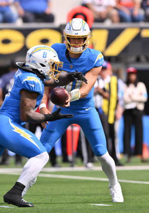 INGLEWOOD, CA - OCTOBER 11: Los Angeles Chargers quarterback Justin Herbert (10) hands off the ball to Los Angeles Chargers running back Omarion Hampton (8) during the game between the Los Angeles Chargers and the Denver Broncos on October 11, 2026 at SoFi Stadium in Inglewood. (Photo by David Dennis Icon Sportswire) NFL, American Football Herren, USA OCT 11 Broncos at Chargers EDITORIAL USE ONLY Icon26101103