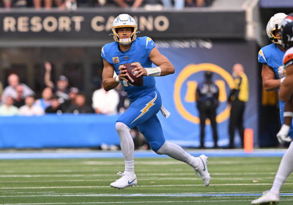 INGLEWOOD, CA - OCTOBER 11: Los Angeles Chargers quarterback Justin Herbert (10) rolls out of the pocket during the game between the Los Angeles Chargers and the Denver Broncos on October 11, 2026 at SoFi Stadium in Inglewood. (Photo by David Dennis Icon Sportswire) NFL, American Football Herren, USA OCT 11 Broncos at Chargers EDITORIAL USE ONLY Icon26101105
