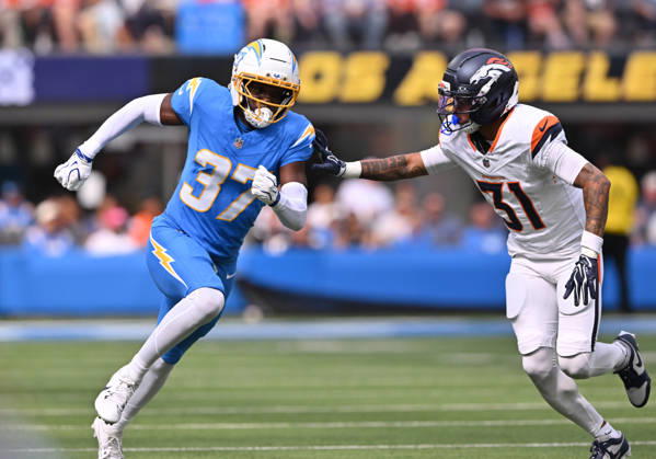 INGLEWOOD, CA - OCTOBER 11: Los Angeles Chargers cornerback Isas Waxter (37) tries to break away from Denver Broncos cornerback Kris Abrams-Draine (31) during the game between the Los Angeles Chargers and the Denver Broncos on October 11, 2026 at SoFi Stadium in Inglewood. (Photo by David Dennis Icon Sportswire) NFL, American Football Herren, USA OCT 11 Broncos at Chargers EDITORIAL USE ONLY Icon26101107