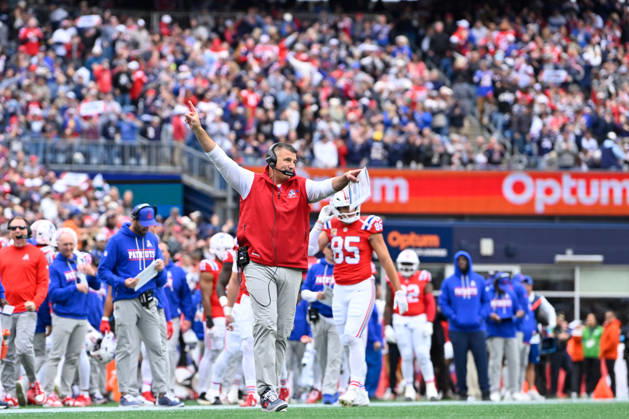 NFL, American Football Herren, USA 2026: Raiders Vs Patriots OCT 11 Oct 11, 2026; Foxborough, MA, USA; New England Patriots head coach Mike Vrabel reacts to a touchdown by Rhamondre Stevenson (not pictured) during the first half against the Las Vegas Raiders at Gillette Stadium. Mandatory Credit: Eric Canha-Cal Media (Credit Image: Â Eric Canha Cal Sport Media) Foxborough Ma USA EDITORIAL USE ONLY Copyright: xx ZUMA-20261011_zma_c04_135.jpg EricxCanhax csmphotothree533617
