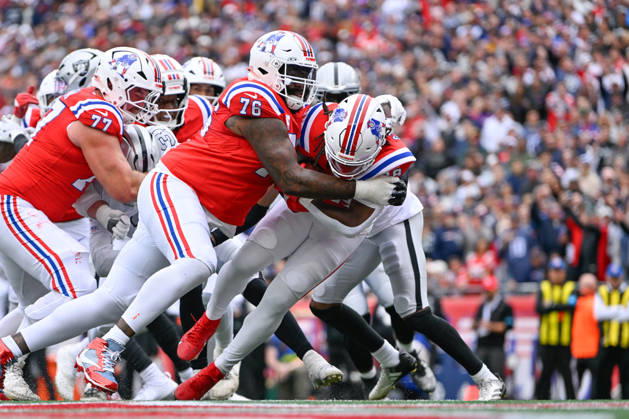 NFL, American Football Herren, USA 2026: Raiders Vs Patriots OCT 11 Oct 11, 2026; Foxborough, MA, USA; New England Patriots running back Rhamondre Stevenson (38) scores a touchdown against the Las Vegas Raiders with help from offensive tackle Morgan Moses (76) during the first half at Gillette Stadium. Mandatory Credit: Eric Canha-Cal Media (Credit Image: Â Eric Canha Cal Sport Media) Foxborough Ma USA EDITORIAL USE ONLY Copyright: xx ZUMA-20261011_zma_c04_134.jpg EricxCanhax csmphotothree533618