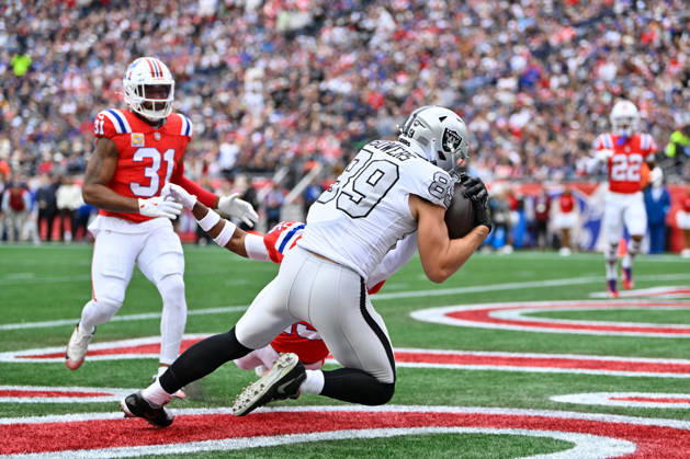 NFL, American Football Herren, USA 2026: Raiders Vs Patriots OCT 11 Oct 11, 2026; Foxborough, MA, USA; Las Vegas Raiders tight end Brock Bowers (89) makes a catch for a touchdown against the New England Patriots during the first half at Gillette Stadium. Mandatory Credit: Eric Canha-Cal Media (Credit Image: Â Eric Canha Cal Sport Media) Foxborough Ma USA EDITORIAL USE ONLY Copyright: xx ZUMA-20261011_zma_c04_130.jpg EricxCanhax csmphotothree533623