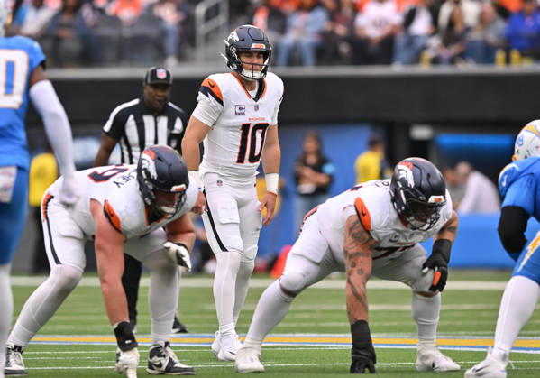 INGLEWOOD, CA - OCTOBER 11: Denver Broncos quarterback Bo Nix (10) gets ready to take a snap during the game between the Los Angeles Chargers and the Denver Broncos on October 11, 2026 at SoFi Stadium in Inglewood. (Photo by David Dennis Icon Sportswire) NFL, American Football Herren, USA OCT 11 Broncos at Chargers EDITORIAL USE ONLY Icon26101114