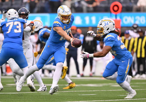 INGLEWOOD, CA - OCTOBER 11: Los Angeles Chargers quarterback Justin Herbert (10) hands off the ball during the game between the Los Angeles Chargers and the Denver Broncos on October 11, 2026 at SoFi Stadium in Inglewood. (Photo by David Dennis Icon Sportswire) NFL, American Football Herren, USA OCT 11 Broncos at Chargers EDITORIAL USE ONLY Icon26101116