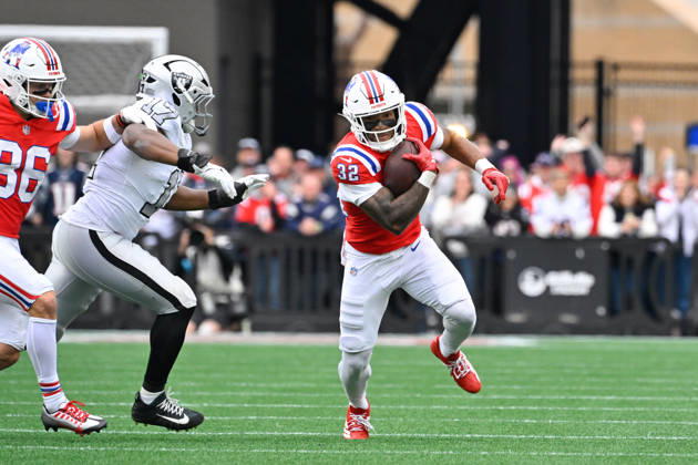 NFL, American Football Herren, USA 2026: Raiders Vs Patriots OCT 11 Oct 11, 2026; Foxborough, MA, USA; New England Patriots running back TreVeyon Henderson (32) runs the ball with pressure from Las Vegas Raiders linebacker Nakobe Dean (17) during the first half at Gillette Stadium. Mandatory Credit: Eric Canha-Cal Media (Credit Image: Â Eric Canha Cal Sport Media) Foxborough Ma USA EDITORIAL USE ONLY Copyright: xx ZUMA-20261011_zma_c04_145.jpg EricxCanhax csmphotothree533607