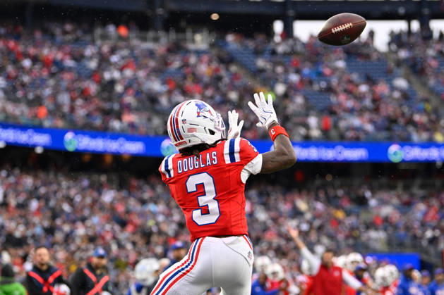 NFL, American Football Herren, USA 2026: Raiders Vs Patriots OCT 11 Oct 11, 2026; Foxborough, MA, USA;New England Patriots wide receiver DeMario Douglas (3) makes a catch for a touchdown against the Las Vegas Raiders during the second half at Gillette Stadium. Mandatory Credit: Eric Canha-Cal Media (Credit Image: Â Eric Canha Cal Sport Media) Foxborough Ma USA EDITORIAL USE ONLY Copyright: xx ZUMA-20261011_zma_c04_162.jpg EricxCanhax csmphotothree533590