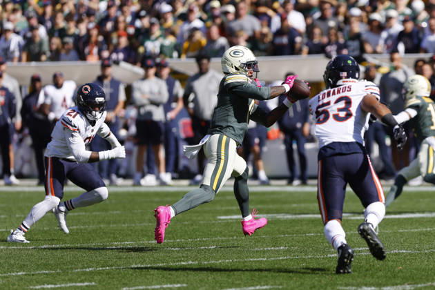 GREEN BAY, WI - OCTOBER 11: Green Bay Packers wide receiver Matthew Golden (0) splits two defenders to make a catch during a game between the Green Bay Packers and the Chicago Bears on October 11, 2026 at Lambeau Field in Green Bay, WI. (Photo by Larry Radloff Icon Sportswire) NFL, American Football Herren, USA OCT 11 Bears at Packers EDITORIAL USE ONLY Icon2610110350
