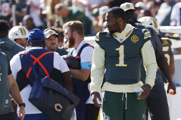 GREEN BAY, WI - OCTOBER 11: Green Bay Packers linebacker Micah Parsons (1) watches play during a game between the Green Bay Packers and the Chicago Bears on October 11, 2026 at Lambeau Field in Green Bay, WI. (Photo by Larry Radloff Icon Sportswire) NFL, American Football Herren, USA OCT 11 Bears at Packers EDITORIAL USE ONLY Icon2610110796