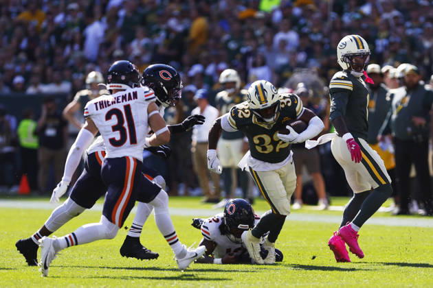 GREEN BAY, WI - OCTOBER 11: Green Bay Packers running back Marshawn Lloyd (32) is tripped up during a game between the Green Bay Packers and the Chicago Bears on October 11, 2026 at Lambeau Field in Green Bay, WI. (Photo by Larry Radloff Icon Sportswire) NFL, American Football Herren, USA OCT 11 Bears at Packers EDITORIAL USE ONLY Icon2610110909