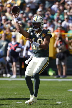 GREEN BAY, WI - OCTOBER 11: Green Bay Packers quarterback Jordan Love (10) throws a pass during a game between the Green Bay Packers and the Chicago Bears on October 11, 2026 at Lambeau Field in Green Bay, WI. (Photo by Larry Radloff Icon Sportswire) NFL, American Football Herren, USA OCT 11 Bears at Packers EDITORIAL USE ONLY Icon2610111408