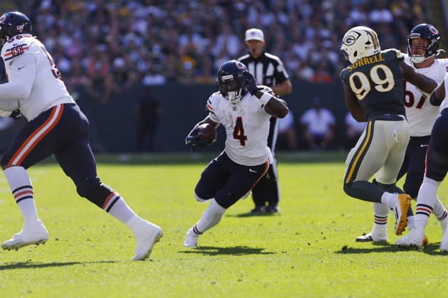 GREEN BAY, WI - OCTOBER 11: Chicago Bears running back D Andre Swift (4) runs with the ball during a game between the Green Bay Packers and the Chicago Bears on October 11, 2026 at Lambeau Field in Green Bay, WI. (Photo by Larry Radloff Icon Sportswire) NFL, American Football Herren, USA OCT 11 Bears at Packers EDITORIAL USE ONLY Icon2610111811