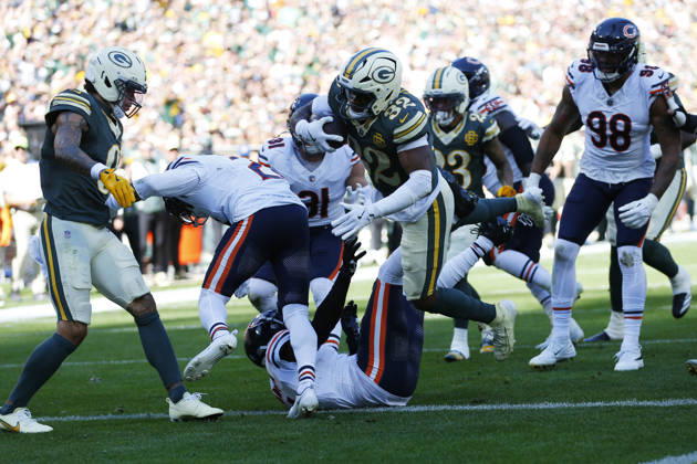 GREEN BAY, WI - OCTOBER 11: Green Bay Packers running back Marshawn Lloyd (32) scores a touchdown during a game between the Green Bay Packers and the Chicago Bears on October 11, 2026 at Lambeau Field in Green Bay, WI. (Photo by Larry Radloff Icon Sportswire) NFL, American Football Herren, USA OCT 11 Bears at Packers EDITORIAL USE ONLY Icon2610112405