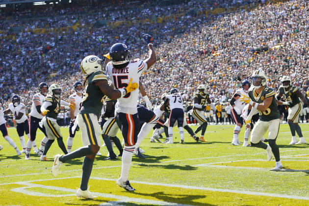 GREEN BAY, WI - OCTOBER 11: Chicago Bears wide receiver Rome Odunze (15) looks for a ball during a game between the Green Bay Packers and the Chicago Bears on October 11, 2026 at Lambeau Field in Green Bay, WI. (Photo by Larry Radloff Icon Sportswire) NFL, American Football Herren, USA OCT 11 Bears at Packers EDITORIAL USE ONLY Icon2610112590