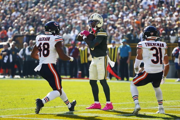 GREEN BAY, WI - OCTOBER 11: Green Bay Packers wide receiver Matthew Golden (0) catches a two point conversion during a game between the Green Bay Packers and the Chicago Bears on October 11, 2026 at Lambeau Field in Green Bay, WI. (Photo by Larry Radloff Icon Sportswire) NFL, American Football Herren, USA OCT 11 Bears at Packers EDITORIAL USE ONLY Icon2610112806