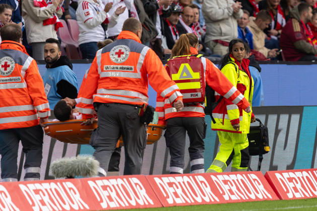 Ellyes Skhiri (KOE) wird verletzt vom Spielfeld getragen, Köln, Deutschland, 11.10.2026, 1. Bundesliga, 5. Spieltag, 1. FC Köln - Borussia Mönchengladbach. DFL REGULATIONS PROHIBIT ANY USE OF PHOTOGRAPHS AS IMAGE SEQUENCES AND OR QUASI-VIDEO