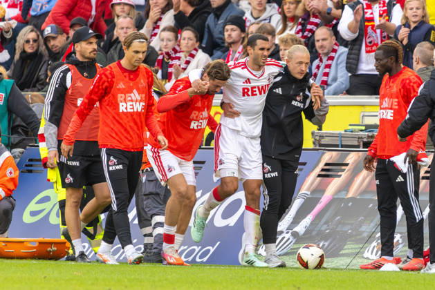Ellyes Skhiri (KOE) wird verletzt vom Spielfeld gebracht, Köln, Deutschland, 11.10.2026, 1. Bundesliga, 5. Spieltag, 1. FC Köln - Borussia Mönchengladbach. DFL REGULATIONS PROHIBIT ANY USE OF PHOTOGRAPHS AS IMAGE SEQUENCES AND OR QUASI-VIDEO