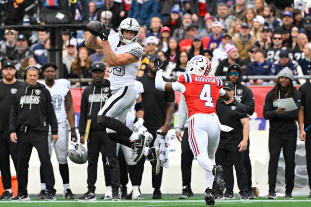 Oct 11, 2026; Foxborough, MA, USA; Las Vegas Raiders tight end Brock Bowers (89) makes a catch against New England Patriots safety Craig Woodson (4) during the first half at Gillette Stadium. Mandatory Credit: -Cal Media Foxborough USA - ZUMAc04_ 20261011_zma_c04_158 Copyright: xEricxCanhax