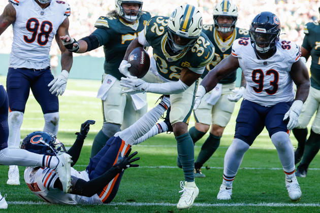 NFL, American Football Herren, USA 2026: Bears Vs Packers OCT 11 Oct 11, 2026; Green Bay, WI, USA; Green Bay Packers running back Marshawn Lloyd (32) runs in a 7 yard touchdown run during NFL game action against the Chicago Bears at Lambeau Field. Mandatory Credit: Darren Lee-Cal Media (Credit Image: Â Darren Lee Cal Sport Media) Green Bay Wi USA EDITORIAL USE ONLY Copyright: xx ZUMA-20261011_zma_c04_236.jpg DarrenxLeex csmphotothree533689
