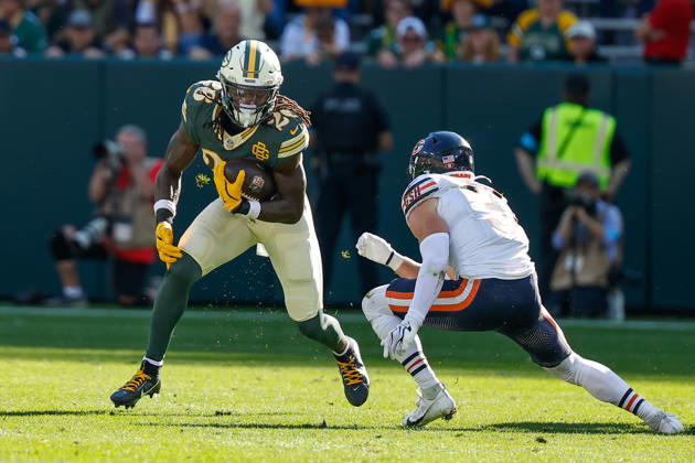 NFL, American Football Herren, USA 2026: Bears Vs Packers OCT 11 Oct 11, 2026; Green Bay, WI, USA; Green Bay Packers running back Kaleb Johnson (26) running the ball during NFL game action against the Chicago Bears at Lambeau Field. Mandatory Credit: Darren Lee-Cal Media (Credit Image: Â Darren Lee Cal Sport Media) Green Bay Wi USA EDITORIAL USE ONLY Copyright: xx ZUMA-20261011_zma_c04_265.jpg DarrenxLeex csmphotothree533754