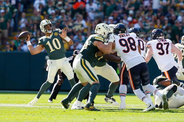 NFL, American Football Herren, USA 2026: Bears Vs Packers OCT 11 Oct 11, 2026; Green Bay, WI, USA; Green Bay Packers quarterback Jordan Love (10) passing the ball during NFL game action against the Chicago Bears at Lambeau Field. Mandatory Credit: Darren Lee-Cal Media (Credit Image: Â Darren Lee Cal Sport Media) Green Bay Wi USA EDITORIAL USE ONLY Copyright: xx ZUMA-20261011_zma_c04_262.jpg DarrenxLeex csmphotothree533756