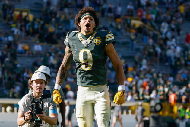 NFL, American Football Herren, USA 2026: Bears Vs Packers OCT 11 Oct 11, 2026; Green Bay, WI, USA; Green Bay Packers wide receiver Christian Watson (9) hypes up the crowd after the NFL game against the Chicago Bears at Lambeau Field. Mandatory Credit: Darren Lee-Cal Media (Credit Image: Â Darren Lee Cal Sport Media) Green Bay Wi USA EDITORIAL USE ONLY Copyright: xx ZUMA-20261011_zma_c04_274.jpg DarrenxLeex csmphotothree533744
