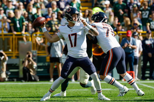 NFL, American Football Herren, USA 2026: Bears Vs Packers OCT 11 Oct 11, 2026; Green Bay, WI, USA; Chicago Bears quarterback Tyson Bagent (17) passing the ball during NFL game action against the Green Bay Packers at Lambeau Field. Mandatory Credit: Darren Lee-Cal Media (Credit Image: Â Darren Lee Cal Sport Media) Green Bay Wi USA EDITORIAL USE ONLY Copyright: xx ZUMA-20261011_zma_c04_261.jpg DarrenxLeex csmphotothree533757