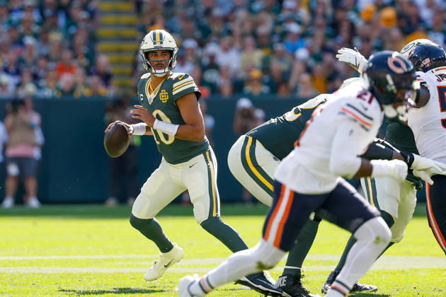 Oct 11, 2026; Green Bay, WI, USA; Green Bay Packers quarterback Jordan Love (10) drops back to pass during NFL, American Football Herren, USA game action against the Chicago Bears at Lambeau Field. Mandatory Credit: -Cal Media Green Bay USA - ZUMAc04_ 20261011_zma_c04_277 Copyright: xDarrenxLeex
