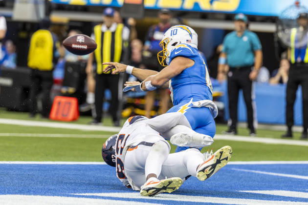October 11, 2026, Inglewood, California, USA: Los Angeles Chargers quarterback Justin Herbert (10) passes the ball under pressure from Denver Broncos Tight End Adam Trautman (82) during an NFL, American Football Herren, USA football game, in Inglewood, Calif. on Sunday Oct. 11, 2026. Inglewood USA - ZUMAc68_ 20261011_zaf_c68_032 Copyright: xRingoxChiux