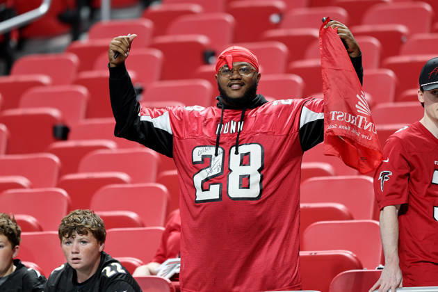 ATLANTA, GA - OCTOBER 11: A Falcons fan ready for the Sunday evening NFL, American Football Herren, USA game between the Atlanta Falcons and the Baltimore Ravens on October 11, 2026 at the Mercedes-Benz Stadium in Atlanta, Georgia. (Photo by David J. Griffin Icon Sportswire) NFL: OCT 11 Ravens at Falcons EDITORIAL USE ONLY Icon9532610114