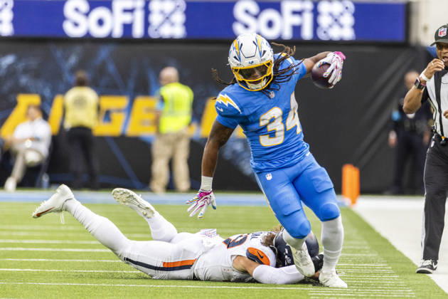 October 11, 2026, Inglewood, California, USA: Los Angeles Chargers running back Keaton Mitchell (34) escapes a tackle-attempt by Denver Broncos Inside Linebacker Alex Singleton (49) during an NFL, American Football Herren, USA football game, in Inglewood, Calif. on Sunday Oct. 11, 2026. Inglewood USA - ZUMAc68_ 20261011_zaf_c68_020 Copyright: xRingoxChiux