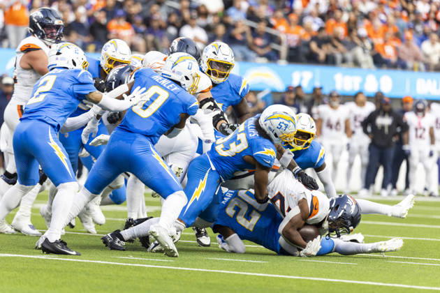 October 11, 2026, Inglewood, California, USA: Denver Broncos Running Back J.K. Dobbins (27) is stopped by Los Angeles Chargers during an NFL, American Football Herren, USA football game, in Inglewood, Calif. on Sunday Oct. 11, 2026. NHL, Eishockey Herren, USA 2026: Denver Broncos 23:17 LA Chargers - ZUMAc68_ 20261011_zaf_c68_019 Copyright: xRingoxChiux