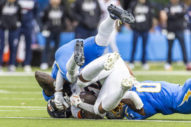 October 11, 2026, Inglewood, California, USA: Denver Broncos Running Back J.K. Dobbins (27) is brought down by Los Angeles Chargers linebacker sDel Shawn Phillips (53) and Daiyan Henley (0) during an NFL, American Football Herren, USA football game, in Inglewood, Calif. on Sunday Oct. 11, 2026. NHL, Eishockey Herren, USA 2026: Denver Broncos 23:17 LA Chargers - ZUMAc68_ 20261011_zaf_c68_023 Copyright: xRingoxChiux