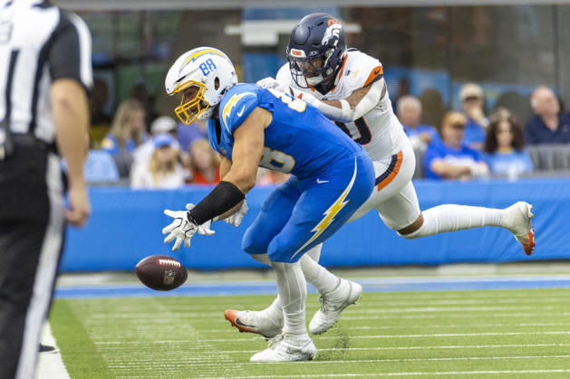 October 11, 2026, Inglewood, California, USA: Denver Broncos Inside Linebacker Justin Strnad (40) defects a pass intended for Los Angeles Chargers tight end Charlie Kolar (88) during an NFL, American Football Herren, USA football game, in Inglewood, Calif. on Sunday Oct. 11, 2026. NHL, Eishockey Herren, USA 2026: Denver Broncos 23:17 LA Chargers - ZUMAc68_ 20261011_zaf_c68_029 Copyright: xRingoxChiux