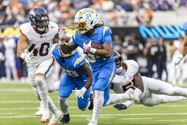 October 11, 2026, Inglewood, California, USA: Los Angeles Chargers running back Keaton Mitchell (34) escapes a tackle-attempt by Denver Broncos Outside Linebacker Que Robinson (51) during an NFL, American Football Herren, USA football game, in Inglewood, Calif. on Sunday Oct. 11, 2026. NHL, Eishockey Herren, USA 2026: Denver Broncos 23:17 LA Chargers - ZUMAc68_ 20261011_zaf_c68_034 Copyright: xRingoxChiux