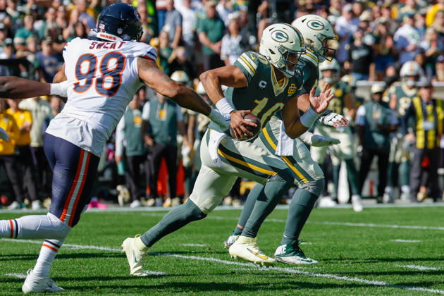Oct 11, 2026; Green Bay, WI, USA; Green Bay Packers quarterback Jordan Love (10) runs the ball during NFL, American Football Herren, USA game action against the Chicago Bears at Lambeau Field. Mandatory Credit: -Cal Media Green Bay USA - ZUMAc04_ 20261011_zma_c04_247 Copyright: xDarrenxLeex
