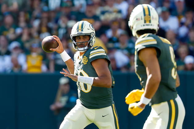 Oct 11, 2026; Green Bay, WI, USA; Green Bay Packers quarterback Jordan Love (10) passes the ball to wide receiver Christian Watson (9) during NFL, American Football Herren, USA game action against the Chicago Bears at Lambeau Field. Mandatory Credit: -Cal Media Green Bay USA - ZUMAc04_ 20261011_zma_c04_249 Copyright: xDarrenxLeex