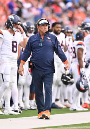 INGLEWOOD, CA - OCTOBER 11: Denver Broncos head coach Sean Payton on the sidelines during the game between the Los Angeles Chargers and the Denver Broncos on October 11, 2026 at SoFi Stadium in Inglewood. (Photo by David Dennis Icon Sportswire) NFL, American Football Herren, USA OCT 11 Broncos at Chargers EDITORIAL USE ONLY Icon26101144
