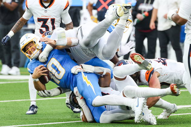 NFL, American Football Herren, USA - Los Angeles Chargers vs Denver Broncos Los Angeles Chargers quarterback Justin Herbert (10) is tackled during the second half of an NFL football game against the Denver Broncos at SoFi Stadium in Inglewood, California, USA, 11 October 2026. INGLEWOOD CALIFORNIA UNITED STATES  Copyright: xCHRISxTORRESx