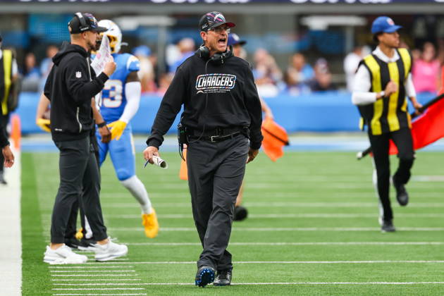 NFL, American Football Herren, USA - Los Angeles Chargers vs Denver Broncos Los Angeles Chargers head coach Jim Harbaugh (C) yells at an official during the second half of an NFL football game against the Denver Broncos at SoFi Stadium in Inglewood, California, USA, 11 October 2026. INGLEWOOD CALIFORNIA UNITED STATES  Copyright: xCHRISxTORRESx