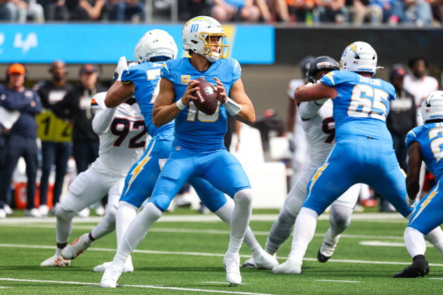 NFL, American Football Herren, USA - Los Angeles Chargers vs Denver Broncos Los Angeles Chargers quarterback Justin Herbert (10) looks to pass during the first half of an NFL football game against the Denver Broncos at SoFi Stadium in Inglewood, California, USA, 11 October 2026. INGLEWOOD CALIFORNIA UNITED STATES  Copyright: xCHRISxTORRESx