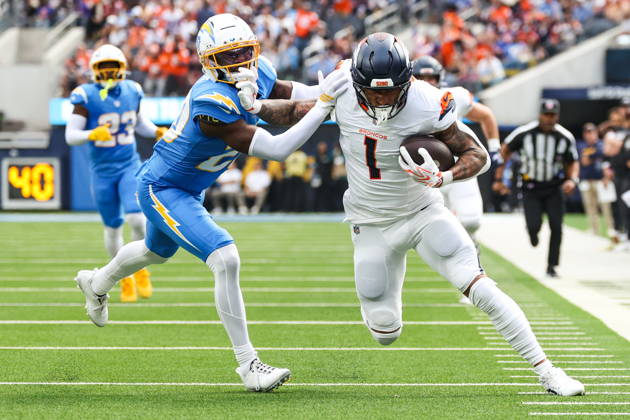 NFL, American Football Herren, USA - Los Angeles Chargers vs Denver Broncos Denver Broncos tight end Evan Engram (1) catches a pass while defended by Los Angeles Chargers cornerback Cam Hart (20) during the first half of an NFL football game at SoFi Stadium in Inglewood, California, USA, 11 October 2026. INGLEWOOD CALIFORNIA UNITED STATES  Copyright: xCHRISxTORRESx