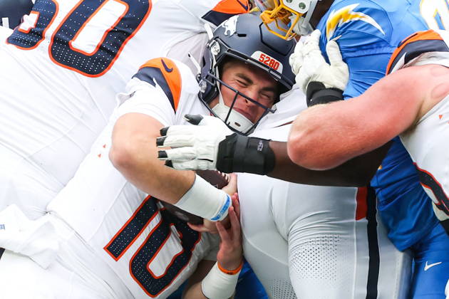 NFL, American Football Herren, USA - Los Angeles Chargers vs Denver Broncos Denver Broncos quarterback Bo Nix (10) rushes forward during the second half of an NFL football game against the Los Angeles Chargers at SoFi Stadium in Inglewood, California, USA, 11 October 2026. INGLEWOOD CALIFORNIA UNITED STATES  Copyright: xCHRISxTORRESx