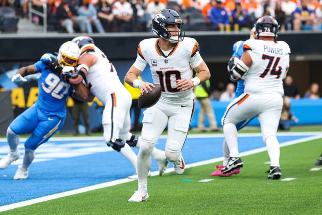 NFL, American Football Herren, USA - Los Angeles Chargers vs Denver Broncos Denver Broncos quarterback Bo Nix (10) looks to pass during the second half of an NFL football game against the Los Angeles Chargers at SoFi Stadium in Inglewood, California, USA, 11 October 2026. INGLEWOOD CALIFORNIA UNITED STATES  Copyright: xCHRISxTORRESx