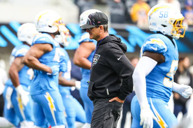 NFL, American Football Herren, USA - Los Angeles Chargers vs Denver Broncos Los Angeles Chargers head coach Jim Harbaugh (C) stands with his team during warmups prior to an NFL football game against the Denver Broncos at SoFi Stadium in Inglewood, California, USA, 11 October 2026. INGLEWOOD CALIFORNIA UNITED STATES  Copyright: xCHRISxTORRESx