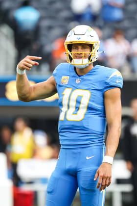 NFL, American Football Herren, USA - Los Angeles Chargers vs Denver Broncos Los Angeles Chargers quarterback Justin Herbert (10) warms up prior to an NFL football game against the Denver Broncos at SoFi Stadium in Inglewood, California, USA, 11 October 2026. INGLEWOOD CALIFORNIA UNITED STATES  Copyright: xCHRISxTORRESx