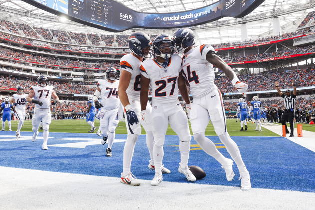 NFL, American Football Herren, USA - Los Angeles Chargers vs Denver Broncos Denver Broncos running back J.K. Dobbins (27) celebrates with teammates after scoring a touchdown during the first half of an NFL football game against the Los Angeles Chargers at SoFi Stadium in Inglewood, California, USA, 11 October 2026. INGLEWOOD CALIFORNIA UNITED STATES  Copyright: xCHRISxTORRESx
