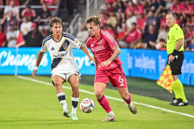 ST. LOUIS, MO - OCTOBER 11: Conrad Wallem (6) of the St. Louis CITY SC moves the ball past the defense of Julian Aude (3) of the LA Galaxy during the MLS, Fussball Herren, USA regular season match where St. Louis CITY SC hosted LA Galaxy on Sunday October 11th, 2026, at Energizer Park in St. Louis City, MO. (Photo by Rick Ulreich Icon Sportswire) SOCCER: OCT 11 MLS St. Louis CITY SC vs LA Galaxy EDITORIAL USE ONLY Icon26101107
